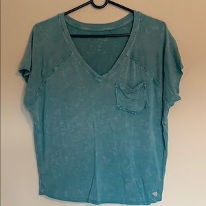 GUESS SLOUCHY BABY BLUE POCKET V NECK TEE
